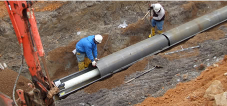 Heavy wall split casing covering sewer pipe